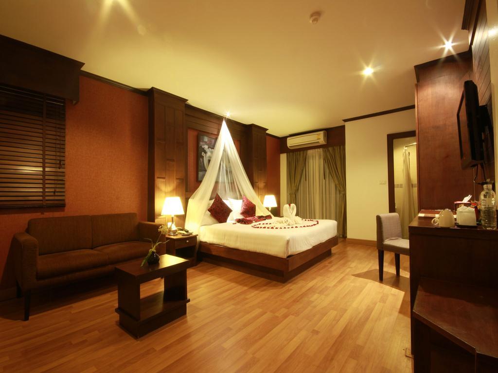 Hemingway'S Hotel Patong Екстер'єр фото